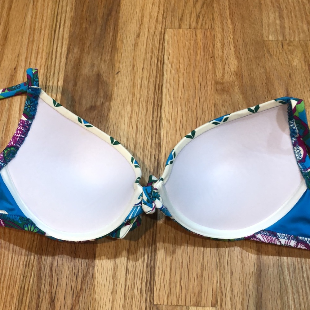 Becca flower bikini top and bottom - Picture 10 of 12